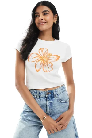 Pull&Bear – Knapp geschnittenes T-Shirt in mit tropischem Blumen-Grafikprint