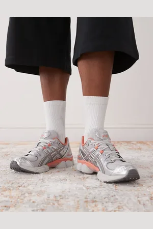 Asics – Gel-Nimbus 9 – Sneaker in Wolkengrau und Lehmbraun