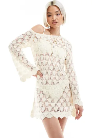 Miss Selfridge – Asymmetrisches Minikleid aus Pointelle-Strick in Creme mit Glockenärmeln