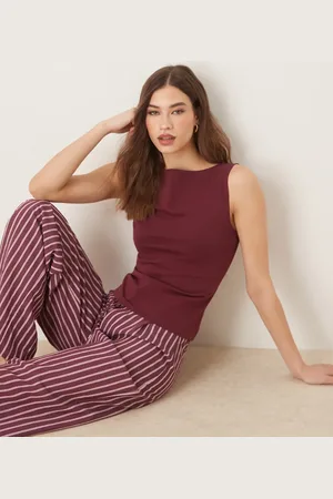ASOS – Weiches Tanktop in dunklem Kirschrot mit U-Boot-Ausschnitt