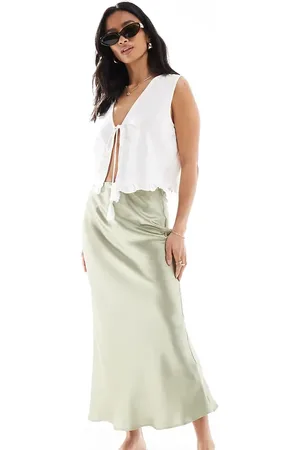 New Look – Satin-Midirock in Salbeigrün mit asymmetrischem Schnitt