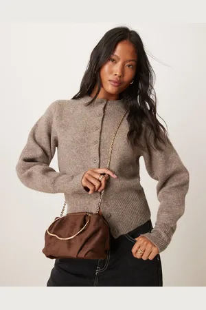 ASOS – Handtasche aus Wildlederimitat in Schokobraun mit verschnörkeltem Metallhenkel und abnehmbarem Kettenriemen zum Umhängen