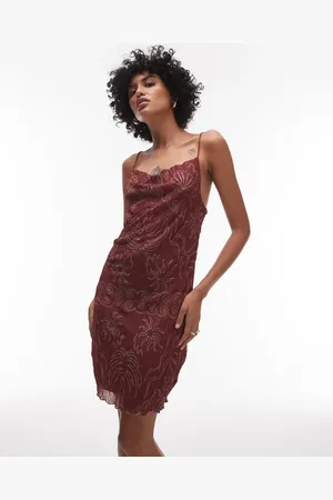 Topshop – Minikleid in Burgunderrot mit Wasserfallausschnitt, Knitterstruktur und maritimem Muster