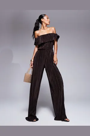 ASOS – Plissee-Jumpsuit in Schokoladenbraun mit weitem Bein und Bardot-Ausschnitt