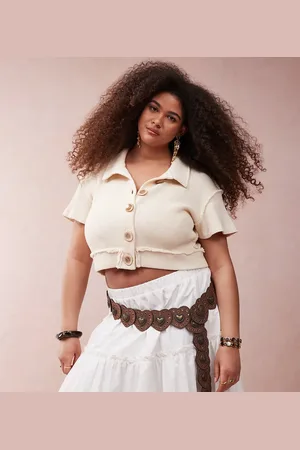 ASOS ASOS DESIGN Curve – Taillen- und Hüftgürtel aus braunem Wildlederimitat mit Herzscheiben mit Nietenbesatz