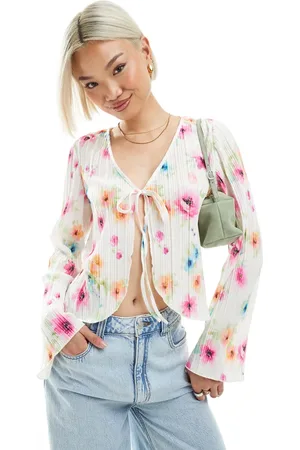 Pieces® – Langärmliges plissiertes Oberteil in mit Bindedetail vorne und Blumenmuster
