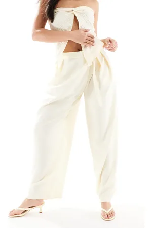 Bershka – Elegante Hose in Butterweiß mit Schnürdetail, hohem Bund und weitem Schnitt