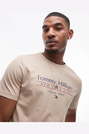 Tommy Hilfiger – T-Shirt in Beige mit mittigem Stapel-Logo