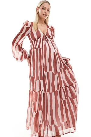 ASOS ASOS DESIGN Maternity – Langärmliges, gestuftes Maxikleid in Rostrot mit abstraktem Print und V-Ausschnitt