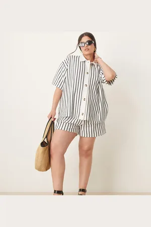 ASOS ASOS DESIGN Curve – Shorts in Cremeweiß und Marineblau mit strukturiertem Streifenmuster, Kombiteil