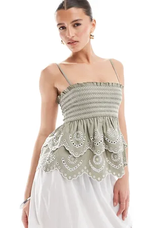 Stradivarius – Camisole-Oberteil in Khaki mit Raffungen und Stickerei