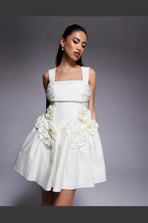 ASOS – Tailliertes Minikleid aus Baumwollsatin in Buttermilchgelb mit plissierter Brustpartie und Ansteckblumendetails