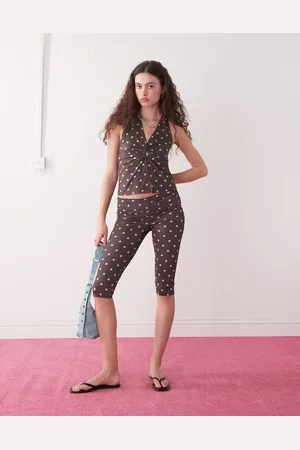 COLLUSION – Gepunktete Yoga-Caprihose in Braun
