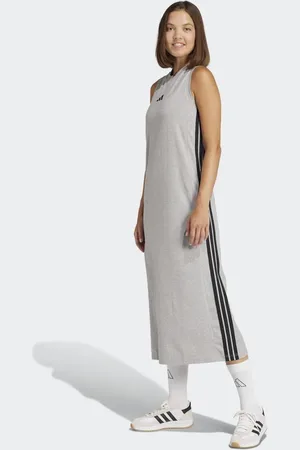 adidas – Essentials – Langes Racerback-Kleid in Mittelgrau meliert / Schwarz mit den 3 Streifen