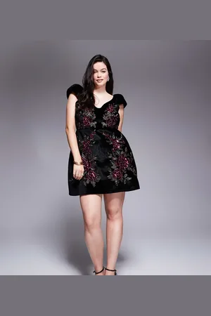 ASOS ASOS DESIGN Curve – Minikleid aus Samt in mit Blumenverzierung