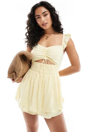 Hollister – Gepunkteter Playsuit in Zitronengelb mit Flatterärmeln und Cut-out-Design