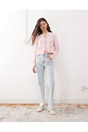 Miss Selfridge – Gerade geschnittene Jeans in eisblauer Bleach-Waschung mit Herztaschen