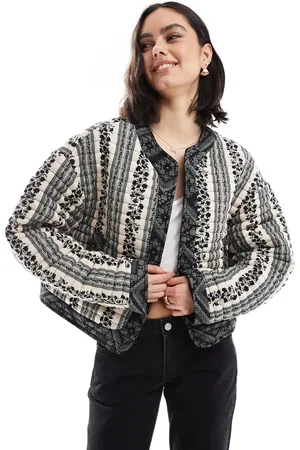 ASOS – Cropped-Steppjacke in Schwarz und Weiß geblümt mit Patchwork-Design