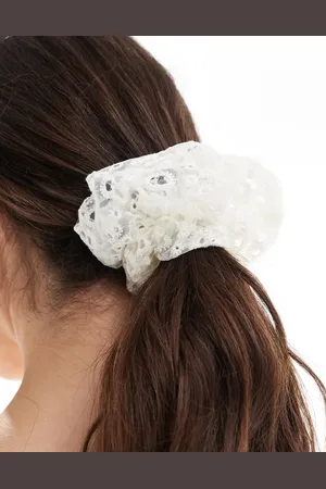 Pieces® – großer Scrunchie in mit Lochstickereidetail