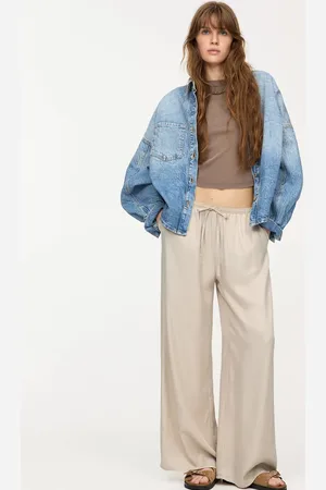 Pull&Bear – Satin-Jogginghose in Beige mit weitem Bein