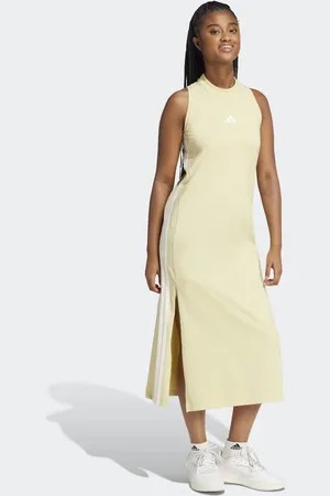 adidas – Essentials – Langes Kleid in Pudergelb / Weiß mit Ringerrücken und drei Streifen