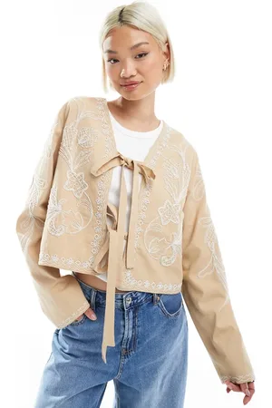 ASOS – Bestickte Cropped-Jacke in Steinbeige mit Zierschleife
