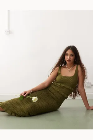 Miss Selfridge – Gehäkeltes Maxikleid in Khaki mit Rüschen