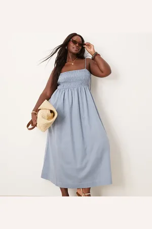 ASOS ASOS DESIGN Curve – Maxikleid aus Baumwolle in Satin-Optik in Jeansblau mit gesmoktem Dekolleté