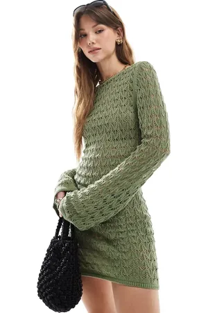 Miss Selfridge – Langärmliges Minikleid aus Häkelstrick in Khaki mit tiefem Rückenausschnitt