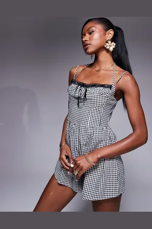 Princess Polly – Neckholder-Playsuit mit schwarz-weißen Vichy-Karos, Spitzenbesatz und Brustdesign