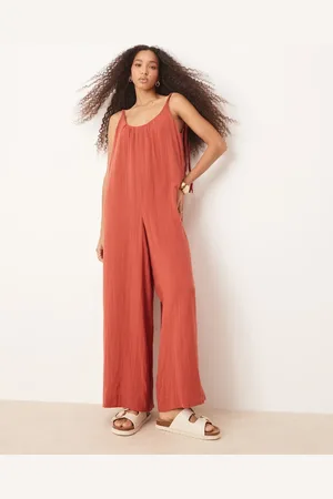 ASOS – Jumpsuit aus doppellagigem Stoff in Rostrot mit geflochtenen Schulterträgern und U-Ausschnitt