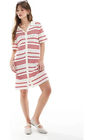 Miss Selfridge – Durchgeknöpftes Kleid aus Häkelstrick mit abgesetztem Polokragen und roten Streifen