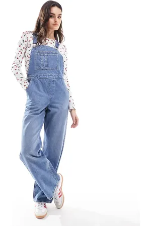 ASOS – Jeans-Latzhose in Mittelblau