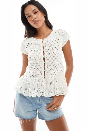 Stradivarius – Strickoberteil in Ecru mit Stickerei und Rüschen