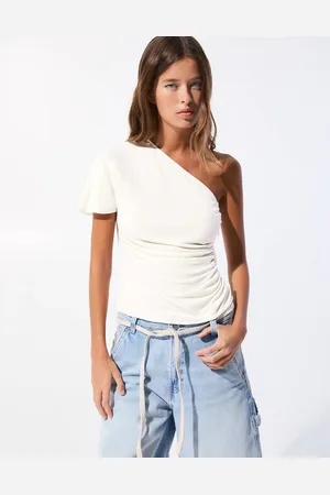 Pull&Bear – Kurzärmliges, gerafftes Oberteil in Ecru mit One-Shoulder-Träger
