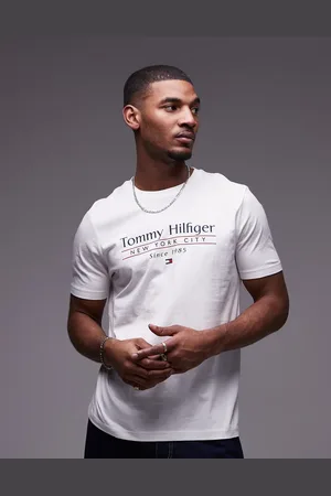 Tommy Hilfiger – T-Shirt in mit mittigem Stapel-Logo