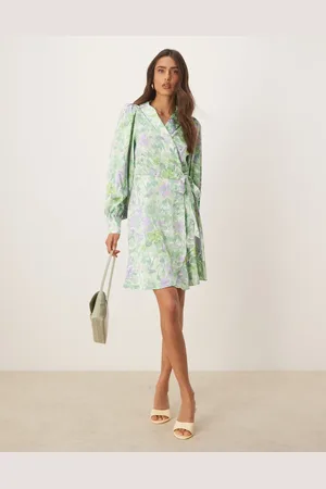 VILA – Kurzes Wickelkleid aus Satin in Sommergrün mit Blumenmuster