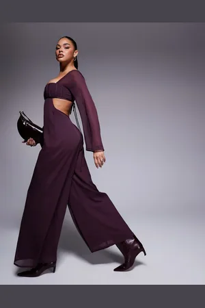 ASOS – Jumpsuit in Beerenrot mit Korsett-Körbchendetail aus Satin, weitem Bein und Zierausschnitten