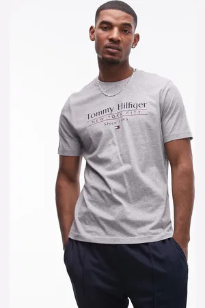 Tommy Hilfiger – T-Shirt in mit mittigem Stapel-Logo