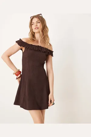 ASOS – Minikleid in Schokobraun mit Rüschen und Bardot-Ausschnitt