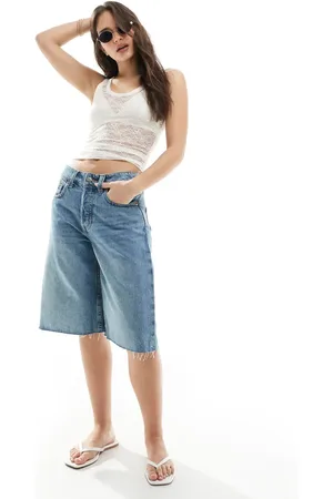 Monki – Peggy – Baggy Jeans-Shorts in mittelblauer Waschung mit niedrigem Bund