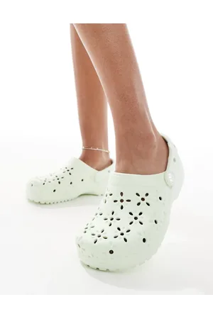 Crocs – Classic – Clogs in Jade mit floralem Lochmuster
