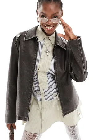 COLLUSION – Übergroße Harrington-Jacke aus braunem Kunstleder in Used-Optik