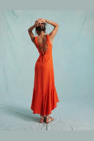 Miss Selfridge – Maxikleid in mit Flügelärmeln und Rückenschnürung