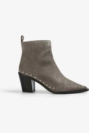 SCALPERS – Mit Nieten besetzte Vintage-Stiefel in Hellgrau