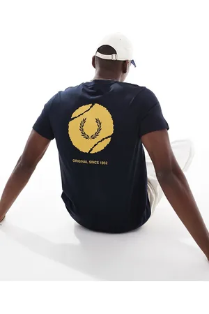 Fred Perry – T-Shirt in mit Tennis-Grafikprint hinten
