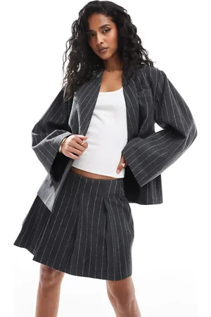 ASOS – Eleganter Faltenrock in Wolloptik in Anthrazit gestreift