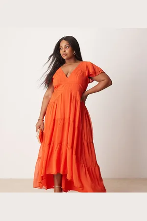 ASOS ASOS DESIGN Curve – Gerafftes Maxikleid in Spicy- mit Flatterärmeln und nach hinten abfallendem Saum