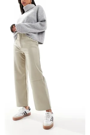 ASOS – Verkürzte Hose aus Kunstleder in Steinbeige