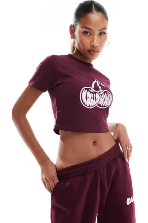 Kaiia – Exklusiv – Knapp geschnittenes Cropped-T-Shirt in Burgunderrot mit Kirsch-Motiv, Kombiteil